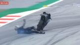 Bir MotoGP sürücüsü motosikletinden atlıyor