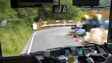 En bussjåfør i Japan driver på en fjellvei