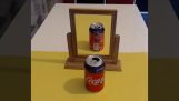 Illusioni ottiche con una lattina di Coca Cola