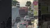 Camion surchargé sur une montée