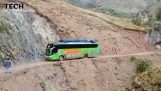 Enge route van een bus in Peru