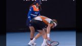 Stefanos Tsitsipas scoate o insectă de pe câmp