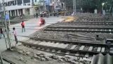 Motociclista imprudente atravessa os trilhos do trem