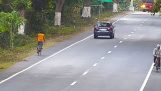 Ciclista es atacado por un leopardo