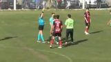 Un footballeur attaque un arbitre