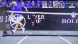 Roger Federer setter ballen gjennom nettet