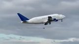 Samolot Boeing 747 Dreamlifter traci koło podczas startu