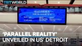 Uno schermo futuristico all'aeroporto di Detroit, che visualizza pixel diversi a seconda della posizione delle persone