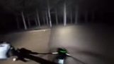 Mountainbiken bei Nacht im Wald