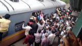 Monter à bord d'un train en Inde