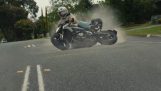 Un motociclist fără echipament de protecție