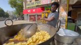 Preparar batatas fritas para a cantina