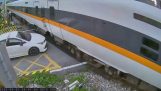 Un conducteur ivre entre en collision avec un train qui passe