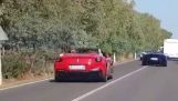 Ein Lamborghini und ein Ferrari fahren an einem Wohnwagen vorbei (Sardinien)