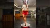 Una bailarina practica el equilibrio.