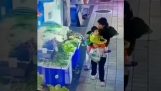 Un enfant met le feu à un étal de légumes