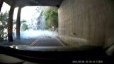 Una carretera de montaña en Taiwán durante el terremoto