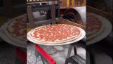 Preparare un'enorme pizza in cantiere