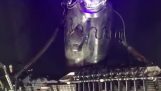 Il robot suona la chitarra heavy metal