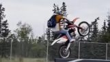 Een motorfiets in een skateboardpark