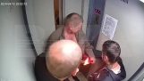 Beat își dă foc hainelor într-un lift