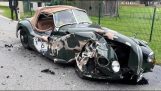 Mujer usa el teléfono mientras conduce, Casi mata a la tripulación del antiguo Jaguar XK120