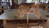 Fantastisk bevægende hest skulptur