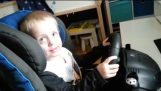 3-Year-Old joue DIRT RALLYE comme pro