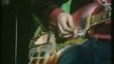 1968年にエレキギターで彼の技術を示す若いエリック・クラプトン.