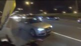 Motorkár šetrí samovražedné na okraji mosta (Rusko)