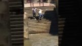 Guy putoaa alas portaita ja osaksi Thames!