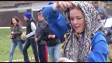 Russische Mädchen in einem traditionellen Tanz mit Säbeln