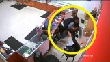 Store owner fight armed thief and takes his gun, Chicago mobile phone shop robbery Fail