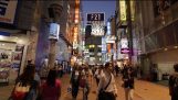 Chodzenie w Tokyo Shibuya w nocy