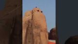 Saudi palomiehet pelastamiseen vuohet juuttui korkealla iso Kalliovuorten marssivirvelirumpu 30, 2017