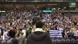 יאניס אנדטוקומפו שר את ההמנון הלאומי יחד עם היוונים במילווקי