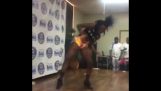 Dziewczyna ustawia krocze na ogień w konkursie tańca!