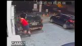 Crianças armadas roubando um carro no Brasil