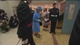 Mała dziewczynka przypadkowo uderzony w twarz przez żołnierza po spotkaniu królowej