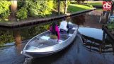 Turista v Giethoorn lodi nerozumí