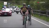 Giro d’Italia 2017 – توم دومولين يجب أن يتوقف لاستراحة المرحاض!