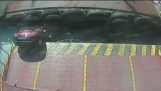 Järkyttävää CCTV: Auton liukua pois ramppi ja murskattu lautalla