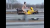 Naked Guy тече от ченгета ATV