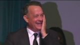 Tom Hanks knackt oben Gedenkgottesdienst
