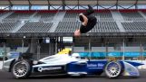 Sprong van het geloof: Damien Walters Backflip Over snelheidsovertredingen formule E auto