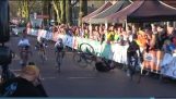 観客は、フィニッシュ ラインの前に自転車をノックします。