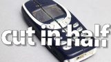 Nokia 3310 in tweeën gesneden met waterjet