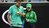 Tsonga přichází na pomoc z poškozené ballgirl | Australian Open 2016
