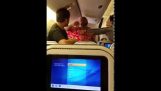 दो यात्रियों ऑल निप्पॉन एयरवेज पर लड़ (गृह)