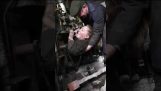 Mekaniker fastnat i motorn i ett ånglok